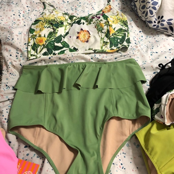 NWT Kortni Jeane whimsical floral XL v’d crop - Picture 8 of 8